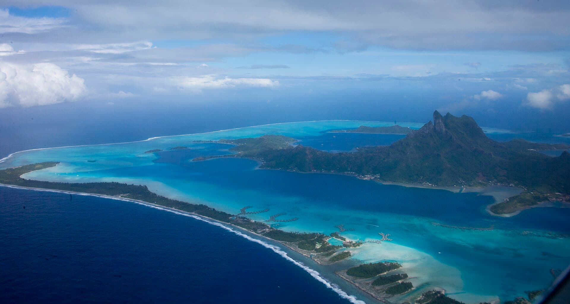 Laguna Bora Bora z lotu ptaka — turkusowa woda, motu i góra Otemanu