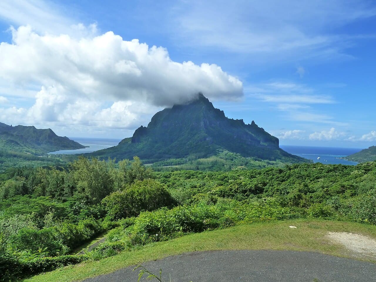 Góra Rotui i zatoki Moorea widziane z punktu widokowego Belvedere